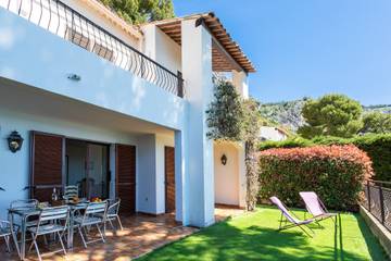 Location de vacances pour 6 personnes, avec terrasse et piscine à Èze