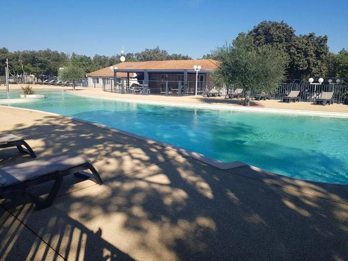 Location de vacances pour 6 personnes, avec piscine et jacuzzi ainsi que bassin pour enfant et terrasse, animaux acceptés à Chamaret - 2