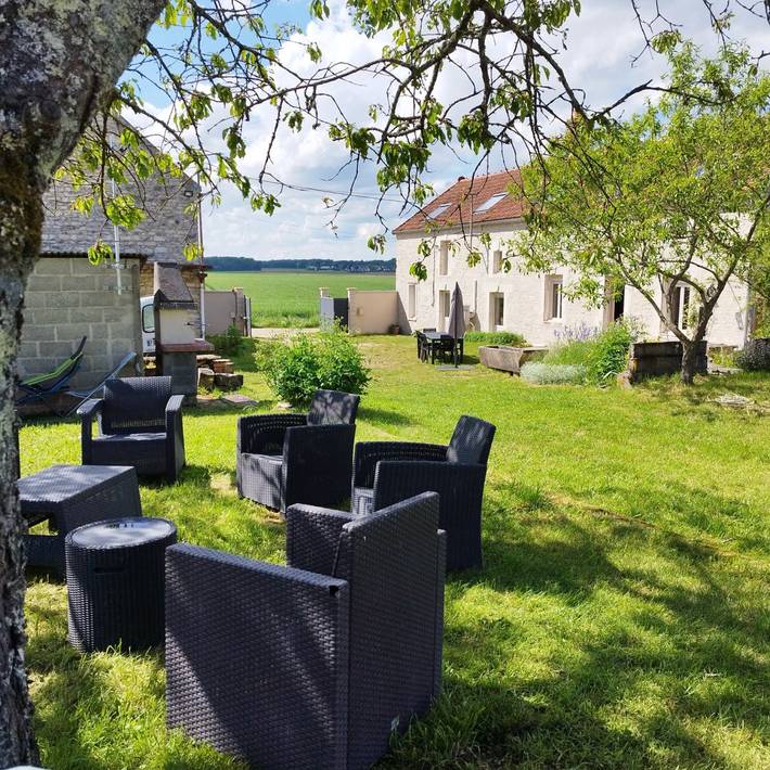 Gîte pour 11 personnes, avec terrasse ainsi que piscine et jardin