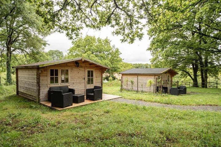 Gîte pour 2 personnes, avec jardin dans Rochetrejoux