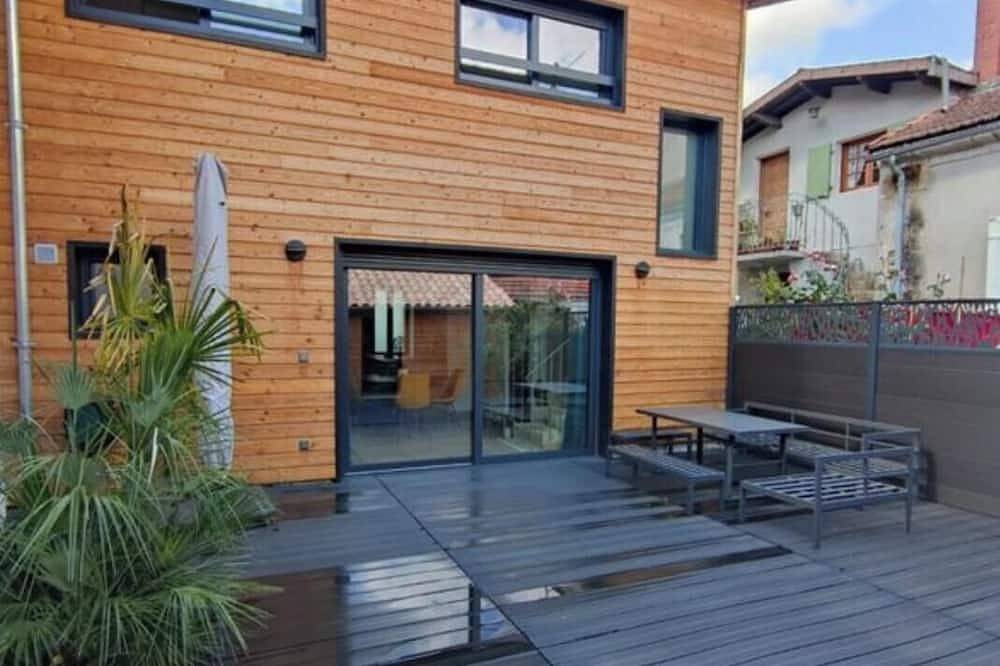 Town center house, terrace and free parking near shops in Périgueux, Périgord Blanc