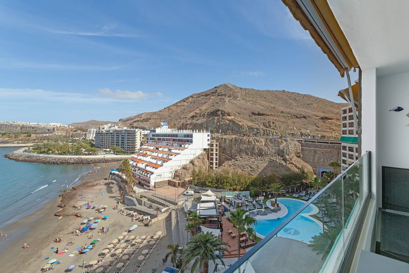Appartement entier, Vacances « Ocean Wave Retreat » avec vue sur mer, Wi-Fi et climatisation in Arguineguín, Grande Canarie du Sud