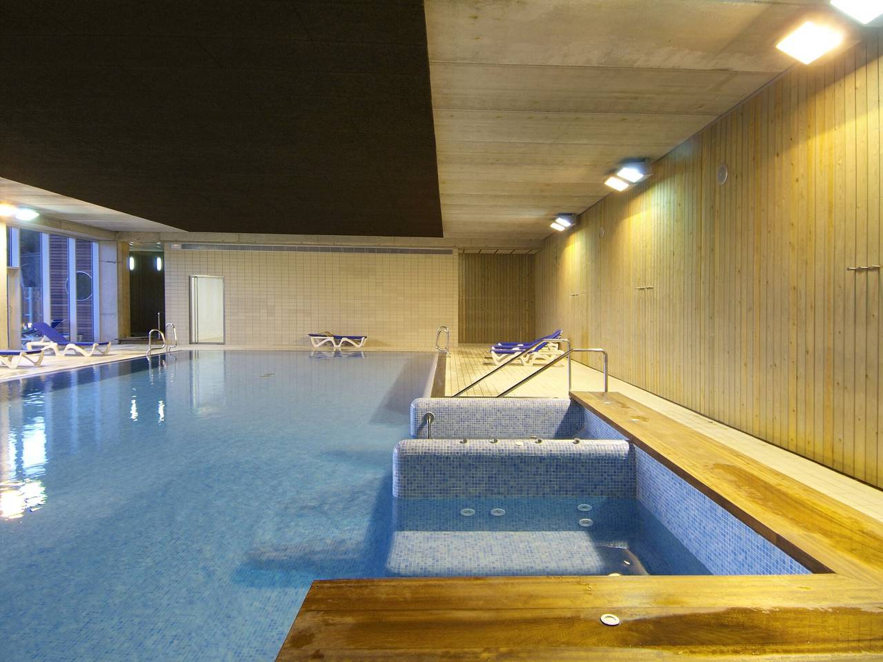 Chalet mit Klimaanlage in schönem Park in Alt Penedès, Penedes DO