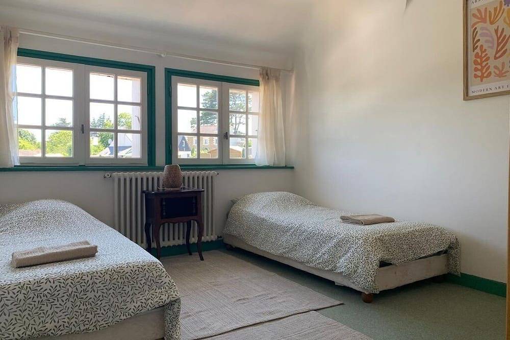 Beachfront home, within walking distance of the beach, and with a view of the ocean! in Trévou-Tréguignec, Rosa Granitküste
