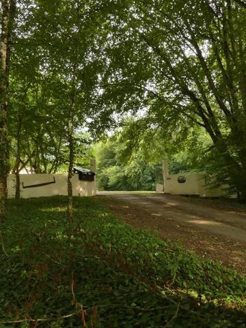 Gîte pour 8 personnes, avec piscine ainsi que vue et jardin à Montcony