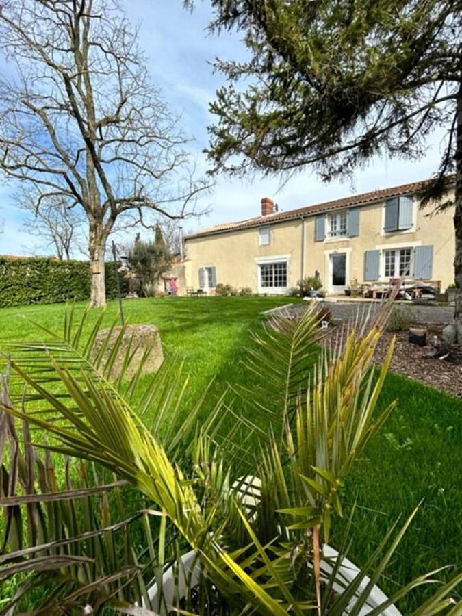 Gîte pour 4 personnes, avec Jacuzzi et Terrasse ainsi que Jardin et Piscine à Le Langon