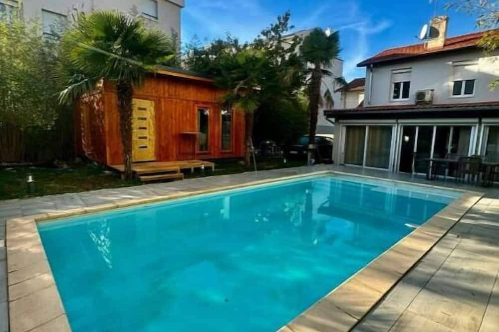 Appartement entier, Chalet Cosy avec piscine, à 5 min Groupama Stadium, place de parking gratuit. in Meyzieu, Lyon et ses environs
