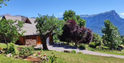 Maison de campagne pour 12 personnes, avec jardin ainsi que sauna et terrasse à Puy-Sanières