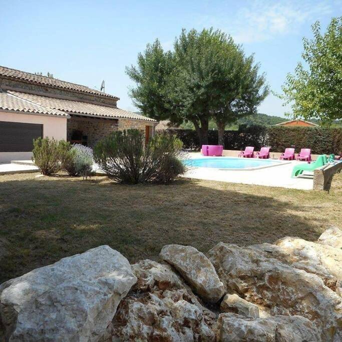 Villa pour 8 personnes, avec vue ainsi que piscine et jardin, animaux acceptés