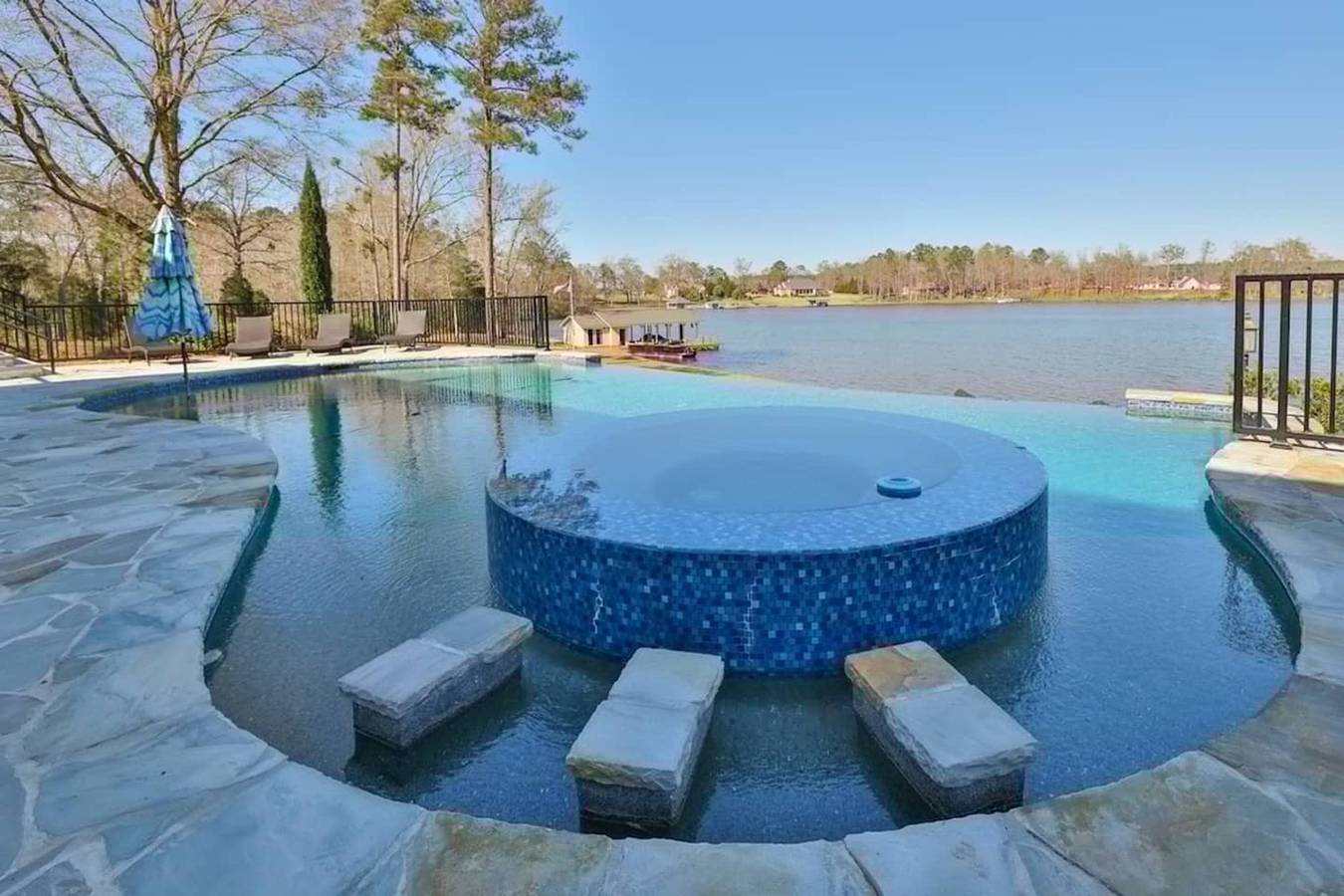 7Br Lakefront Haven | Pool, Hot Tub, Gated 4Acres in Georgia (Estados Unidos)