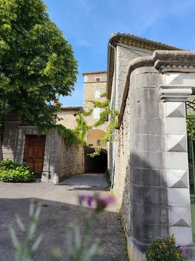 Gîte pour 2 personnes, avec Balcon et Terrasse ainsi que Jardin et Vue à Saint-André-de-Cruzières - 2