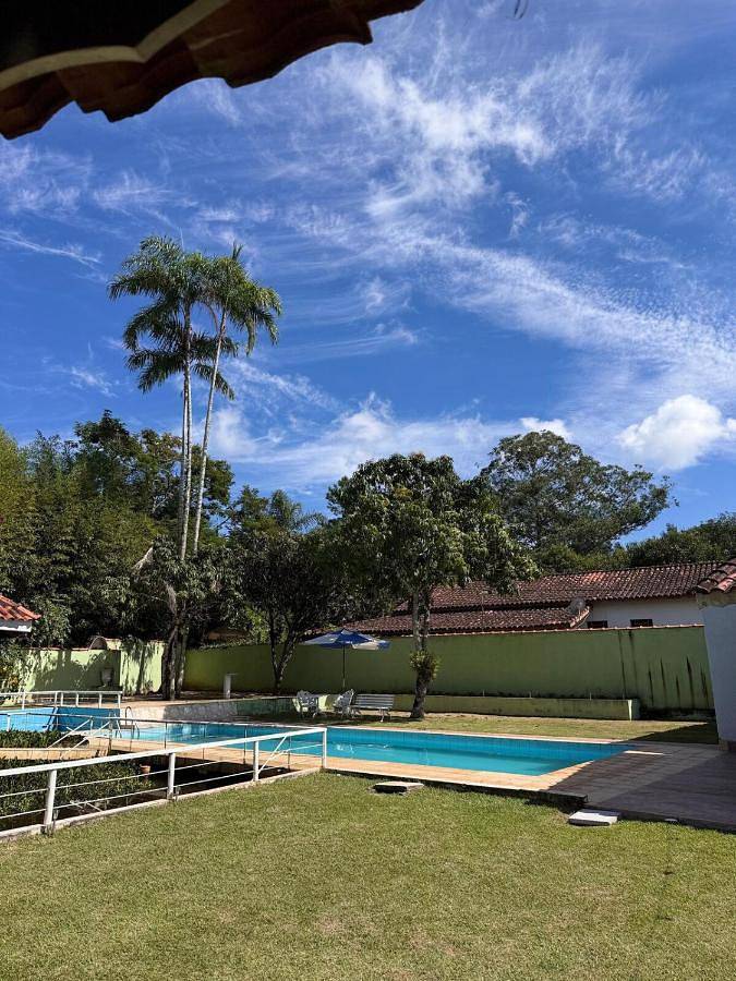 Casas e apartamentos de temporada para 20 pessoas, com piscina infantil e piscina e ainda jardim em Piracaia