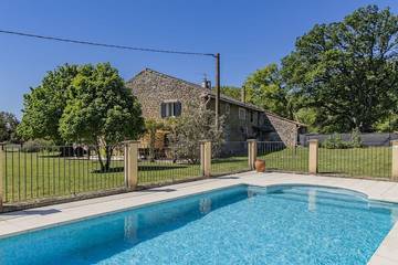 Gîte pour 8 personnes, avec piscine et jardin à Richerenches