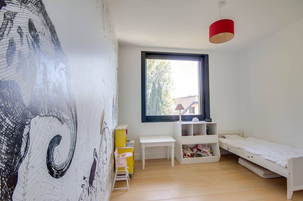 Maison Veyrier, 150m from the lake, breathtaking view of the lake and mountains, sleeps 10 in Veyrier-du-Lac, Annecy region
