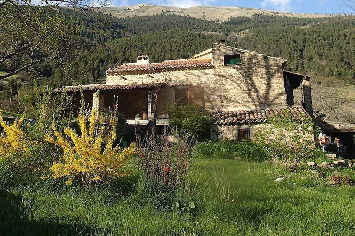 Gîte pour 6 personnes, avec piscine ainsi que terrasse et jardin
