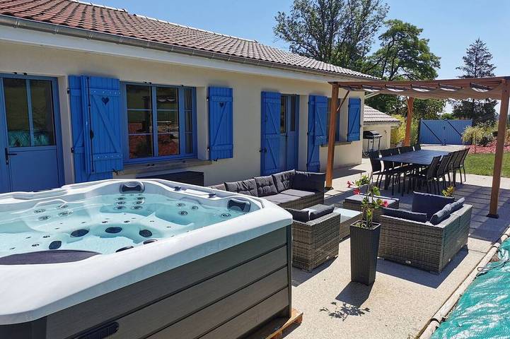 Gîte pour 10 personnes, avec Jacuzzi ainsi que Terrasse et Jardin à Colombey-les-Deux-Églises