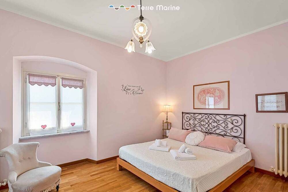 Villa La Levante est une splendide villa d'époque située dans une position élégante et résidentielle, entourée par la nature mais en même temps proche des principaux services. Cette élégante résidence offre une expérience de vie unique, caract in La Spezia, Riviera di Levante