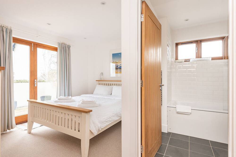 Combermere Cottage, Bude, glimpses of canal & Sea in Bude, Cornwall