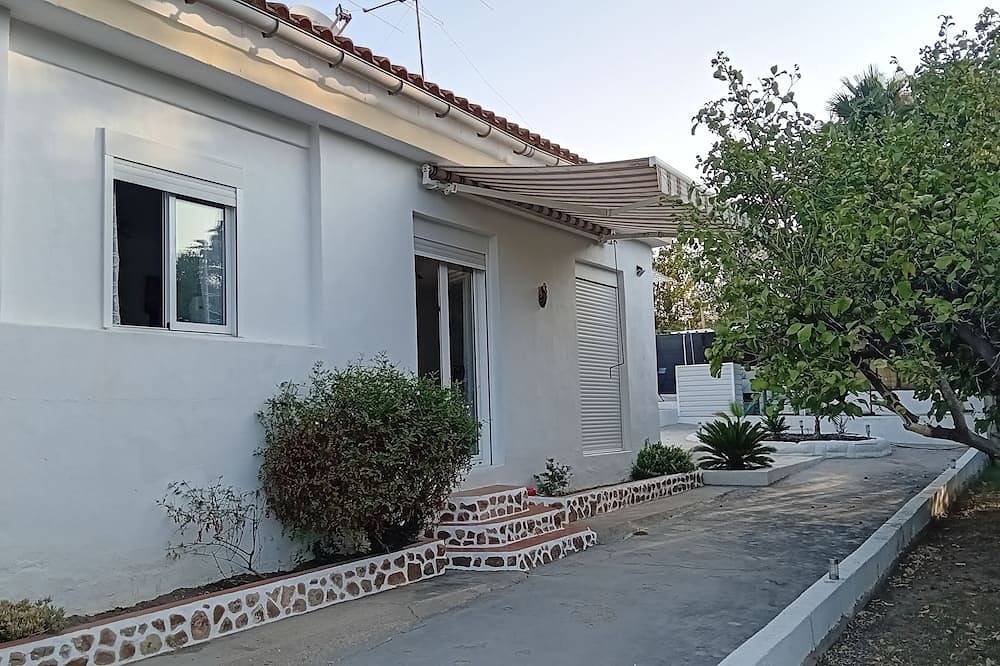 Villa Near Sea And Mountains In Typical Village in Pedralba, Provincia de Valencia