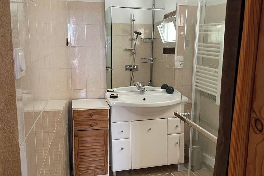 Village house overlooks valley in Lalinde, Périgord Pourpre