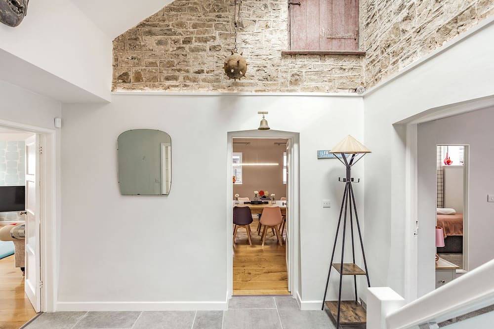 The Old Coach House, family friendly, with hot tub in Braunton in Braunton, Devon