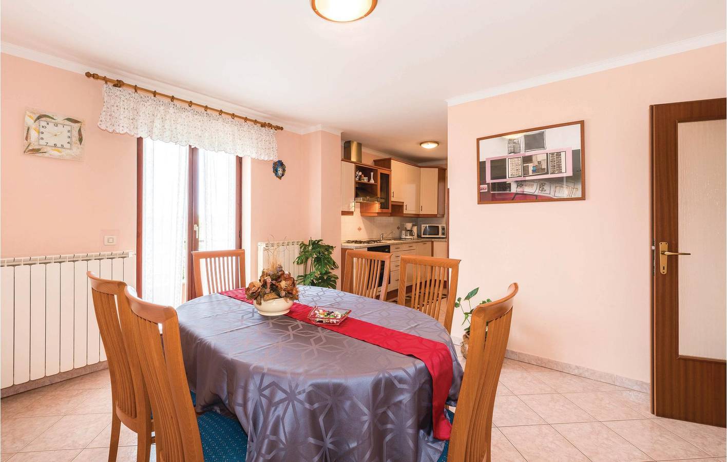 Un charmant appartement à 2 km de Labin : un logement confortable avec piscine et parking in Vinez, Côte Est de l'Istrie