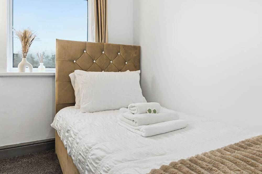 3-Bed House By Eason Stays Short Lets Wigan in Wigan, Greater Manchester