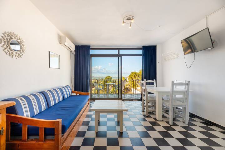 Ferienwohnung für 4 Personen, mit Balkon und Garten sowie Seeblick auf Formentera