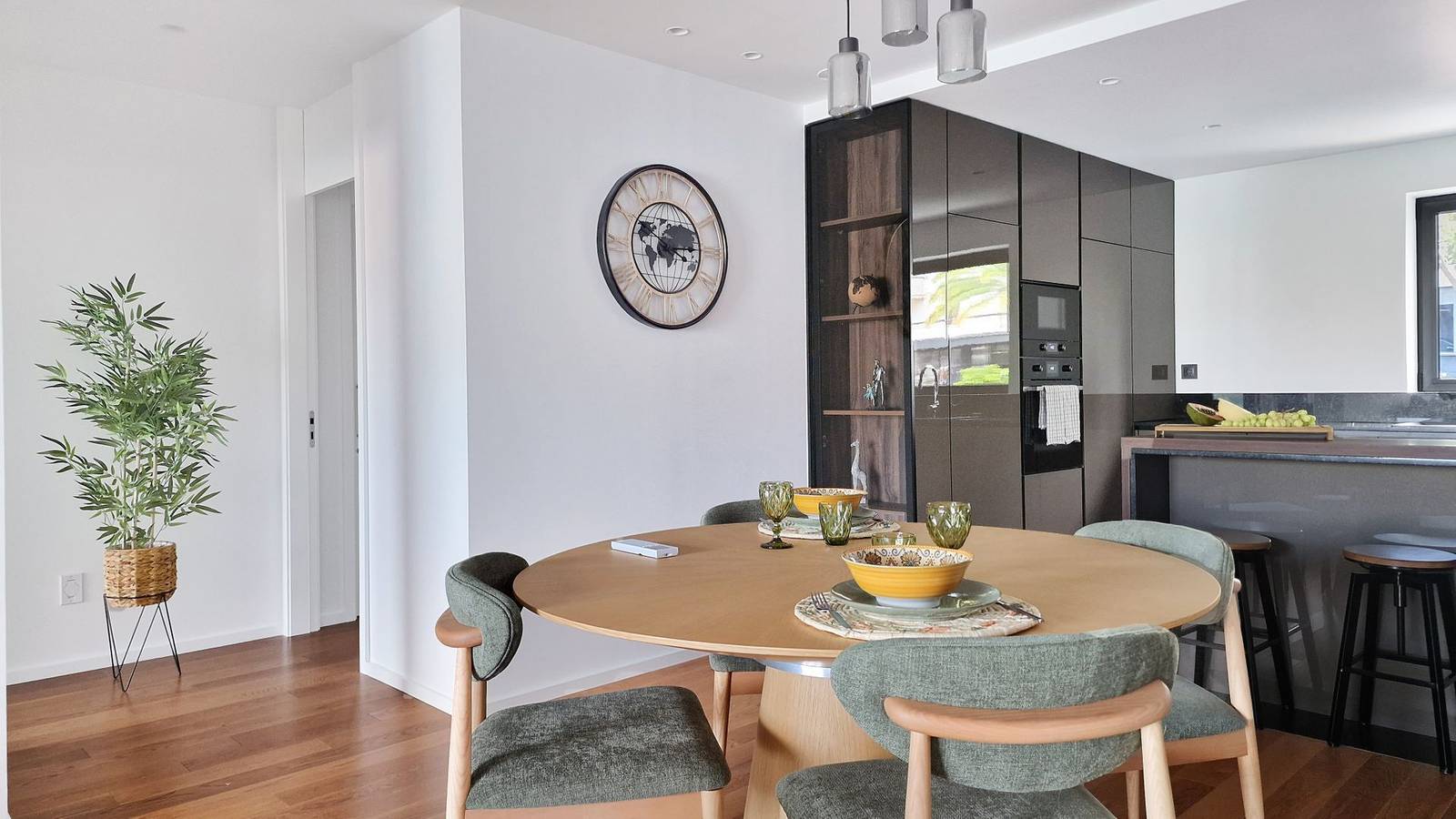 Entire apartment, Blissful Suite by Lovelystay in São Martinho, Madeira
