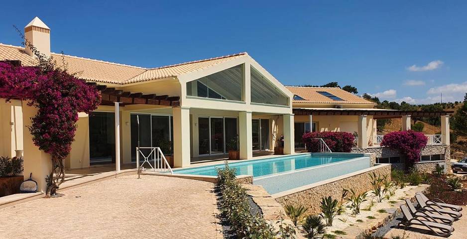 Ferienhaus für 4 Personen, mit Terrasse und Garten sowie Pool und Seeblick