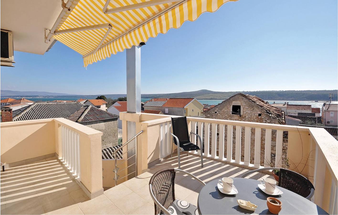 Ganze Ferienwohnung, Apartment mit Meerblick, Terrasse, Küche und Parkmöglichkeiten an der Straße – 600 m vom Strand entfernt in Novigradsko More, Zadar