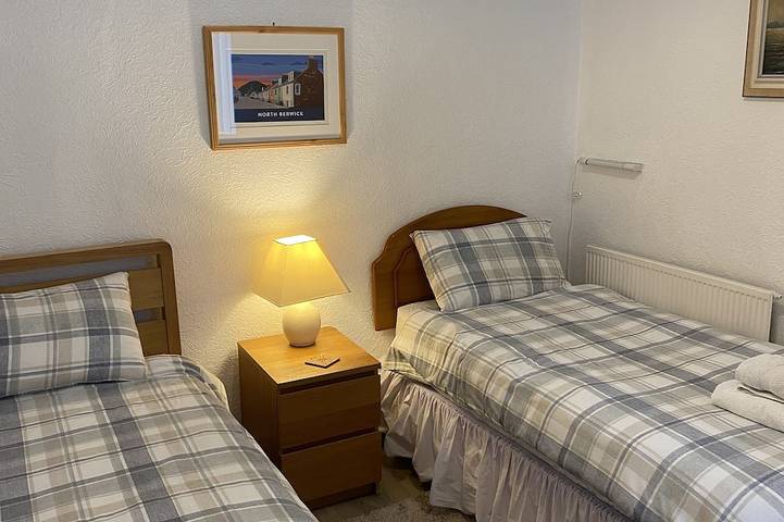 Entire apartment, Stunning location - beachfront ground floor flat with private parking. Fab views in North Berwick, Edinburgh and Lothian