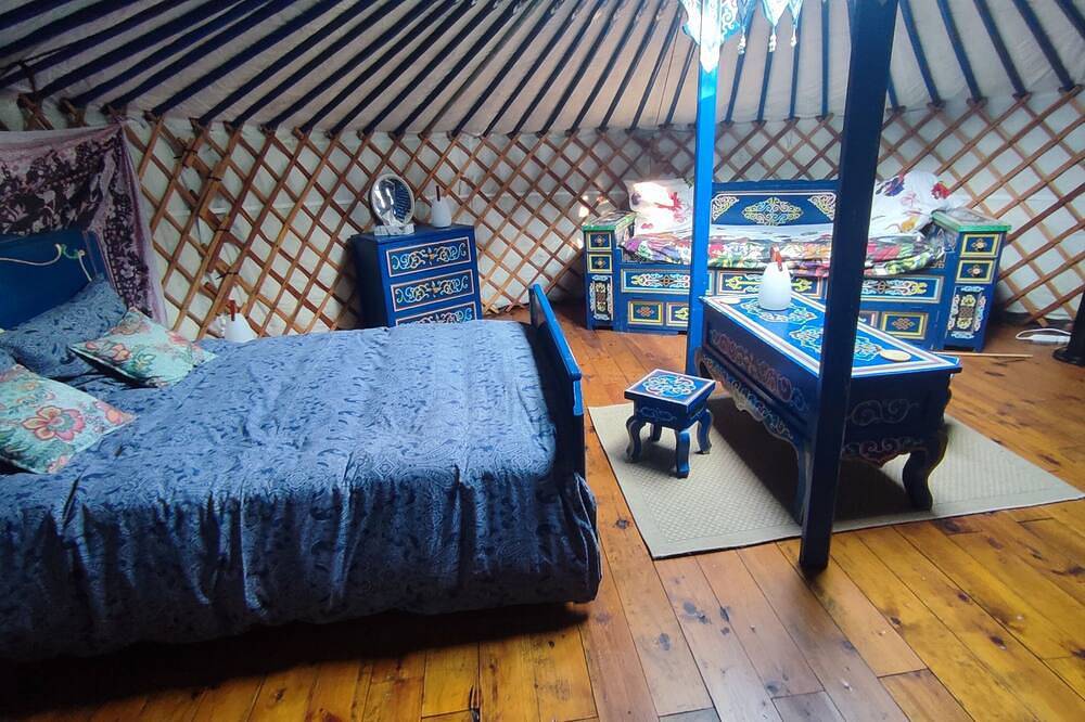 Mongolian yurt in an exceptional garden, 3 km from Mont-Saint-Michel Bay. in Ardevon, Pontorson