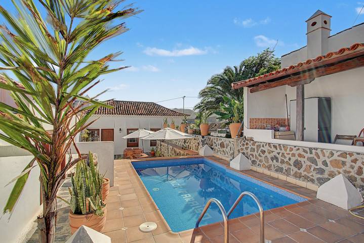 Entire apartment, Vacation Apartment 'Azul' with Mountain View, Wi-Fi and Air Conditioning in Valle de Guerra, San Cristóbal de La Laguna
