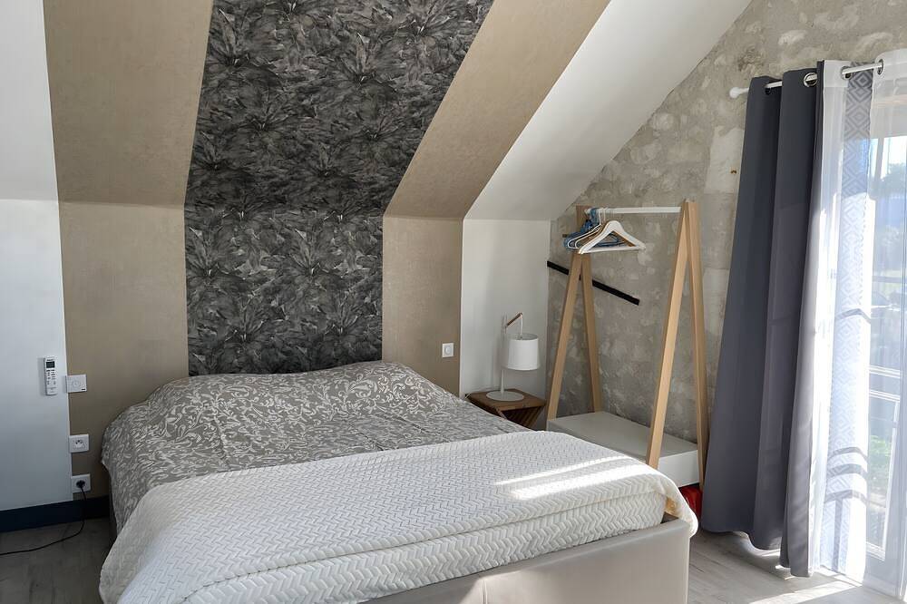 Holiday Home 'Des Caves' with Shared Pool, Wi-Fi and Air Conditioning in Sainte-Maure-de-Touraine, Chinon region