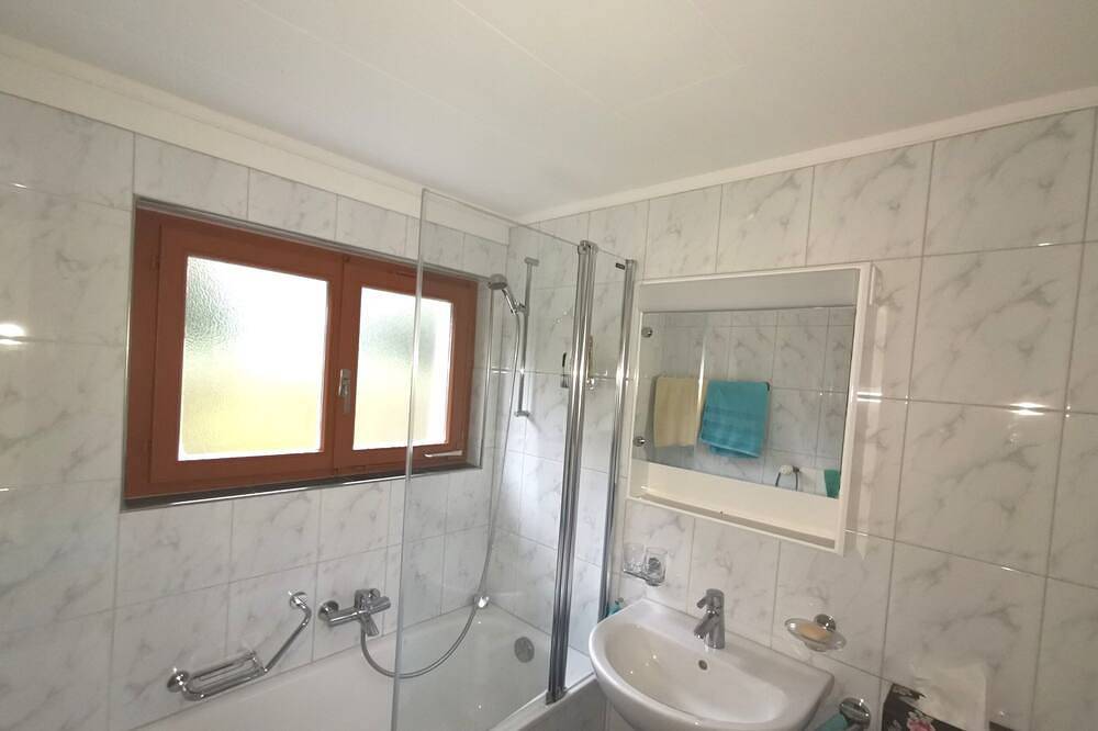 Ganze Wohnung, Ferienwohnung 80m², 3 Schlafzimmer, prachtvoller Ausblick auf See und Berge, in Brienz, Verwaltungskreis Interlaken-Oberhasli