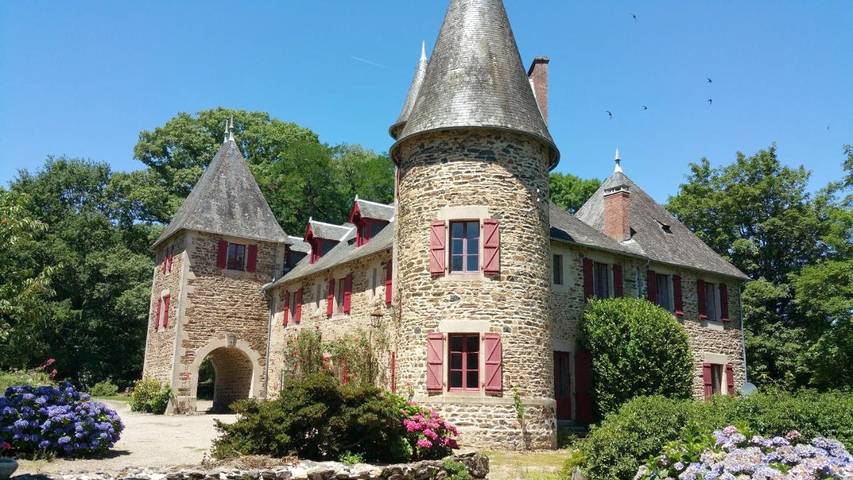Location de vacances pour 2 personnes, avec vue sur le lac et jardin ainsi que terrasse et vue à Lagraulière