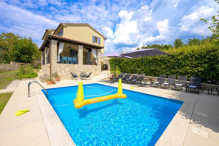 Ferienhaus für 8 Personen, mit Garten und Pool