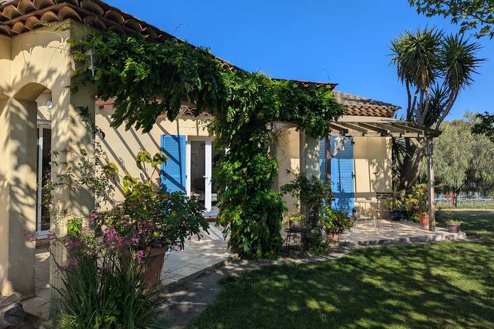 Location de vacances pour 10 personnes, avec piscine ainsi que jardin et terrasse, animaux acceptés à Le Pradet