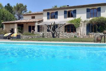 Location de vacances pour 8 personnes, avec jardin et terrasse à Venelles