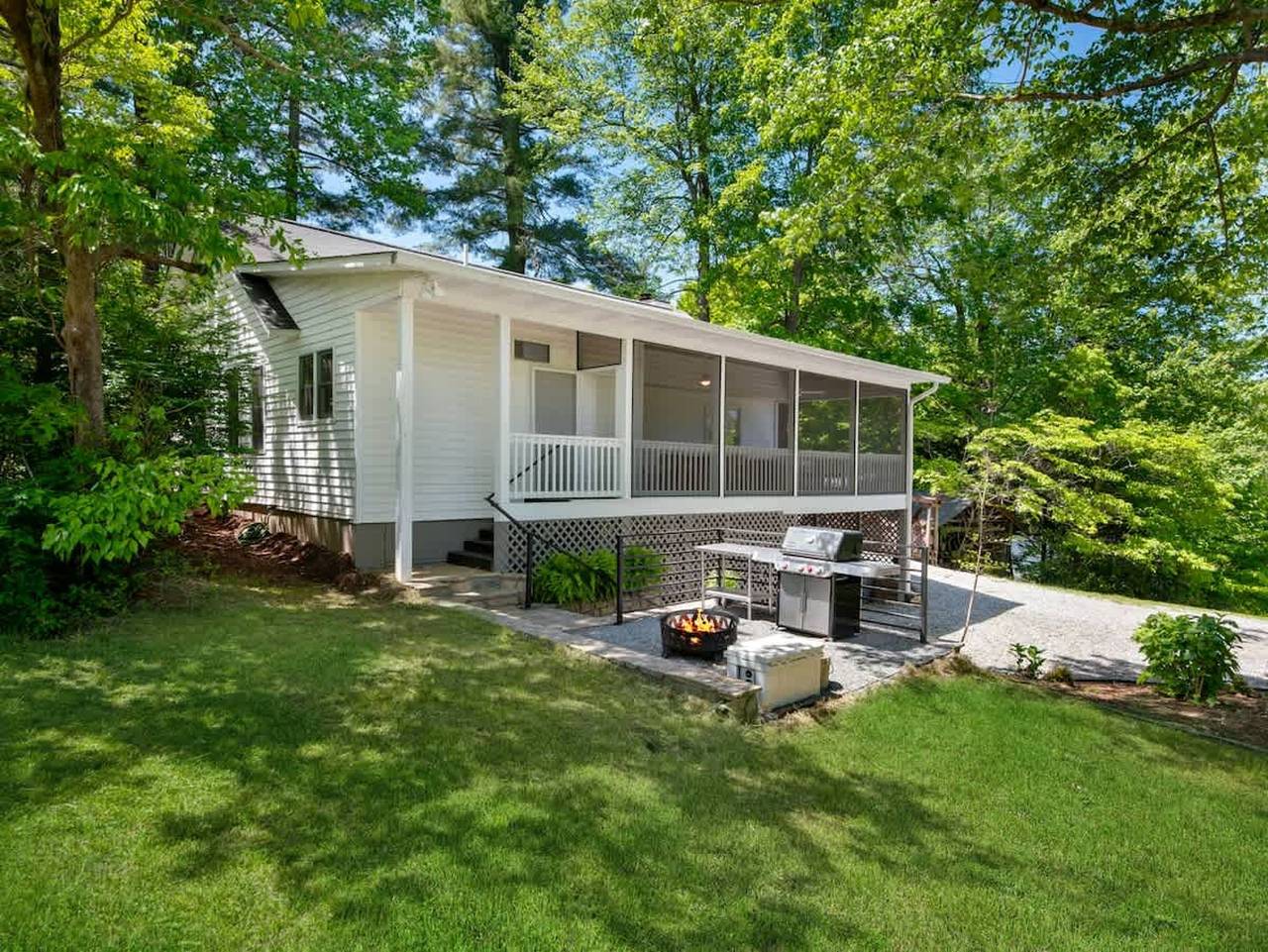 Spacious 3Br Cottage w Epic Patio Walk to Town in Saluda, Polk County NC