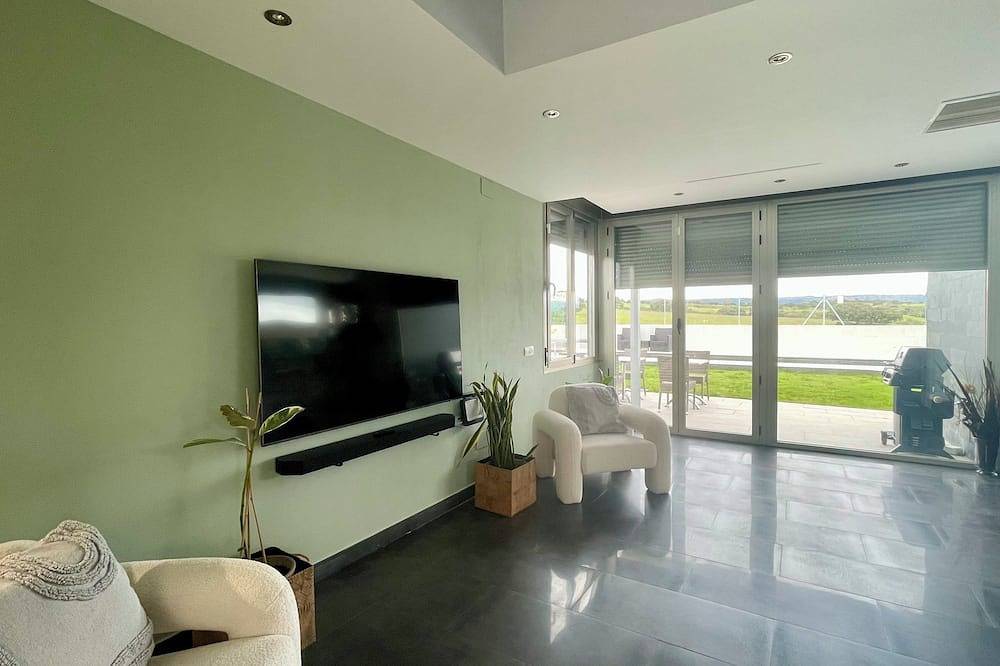 Villa for 6 persons, private pool and barbecue 20min from the capital city in Villanueva del Pardillo, Madrid Province