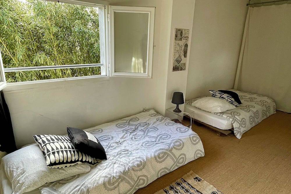 Le Chai: Between sea and mountains, spacious gîte with private pool. in Labastide-Villefranche, Béarn