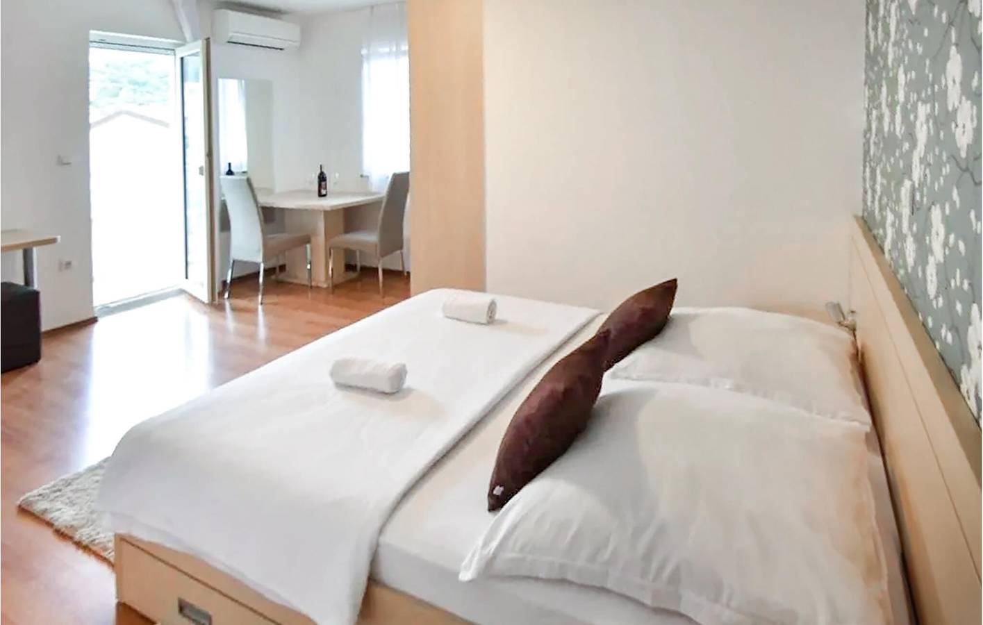 Ganze Ferienwohnung, Apartment mit Meerblick, Terrasse, Küche und Parkplatz in der Nähe des Strandes von Strobec in Stobrec, Split-Dalmatien