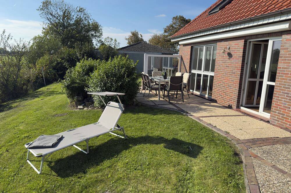 Das Minser Deichhaus ist ein gemütliches Ferienhaus direkt am Deich an der Nordsee und bietet auf zwei Etagen Platz für bis zu 8 Personen – ideal für Familien und Gruppen, die Erholung in ruhiger Lage mit Garten, Terrasse und moderner Ausstat... in Minsen, Wangerland