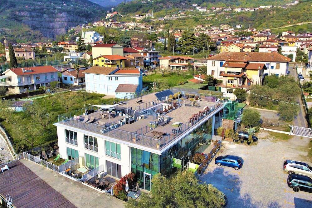 Ganze Wohnung, Marone: Neues Studio mit privatem Garten mit Grill in Marone, Gemeinde Marone