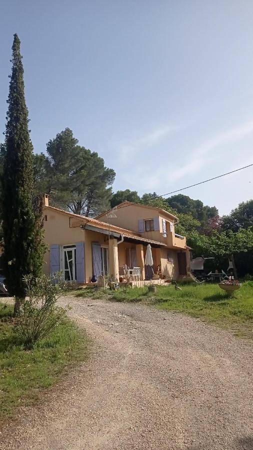 Chambre d’hôte pour 2 personnes, avec piscine ainsi que jardin et vue à Villelaure