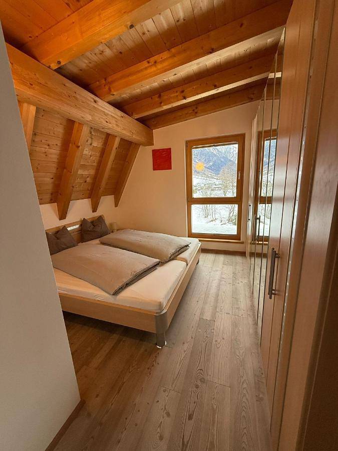 Ferienwohnung für 6 Personen, mit Balkon und Ausblick in Gschnitz und Umgebung