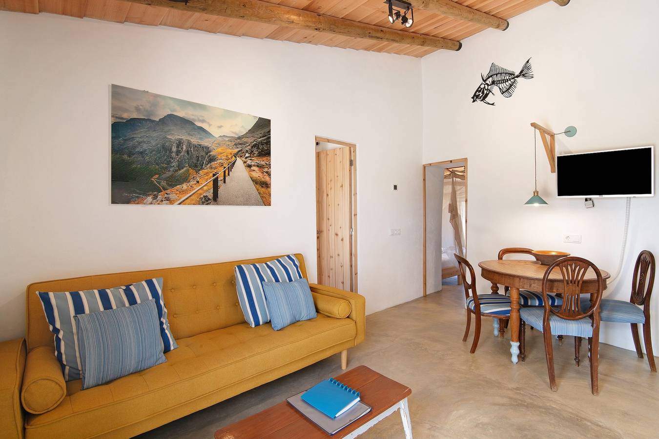 Casa vacanze 'Casa Frango' con vista sulle montagne, piscina condivisa, giardino e Wi-Fi in Moncarapacho, Parque Natural da Ria Formosa