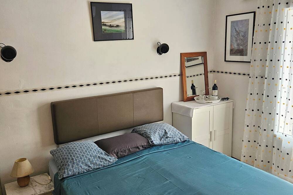 Serge Le Belge chambre 3 Vip - terrasse - jacuzzi in Lézignan-Corbières, Région de Narbonne